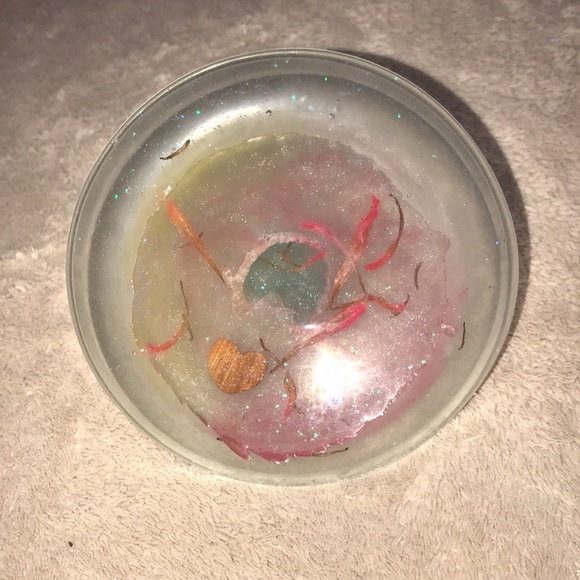 Epoxy resin elephant ๐ ring holder multi colored with love heart and petals โจ - Picture 6 of 8